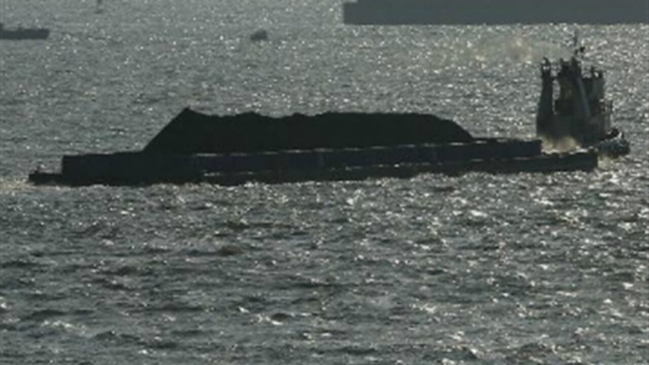 Barcaza de Drummond en puerto de descargue de carbón en la Bahía de Santa Marta.