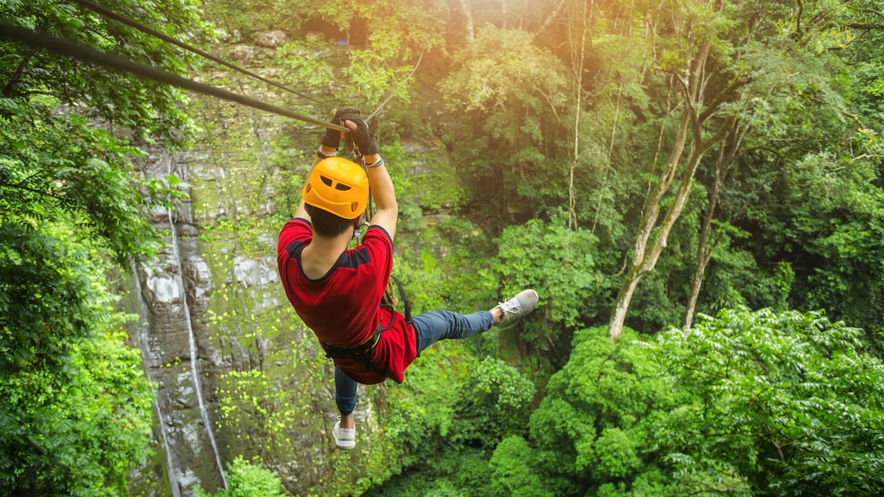 Turista en tirolina. Selva tropical en Laos
