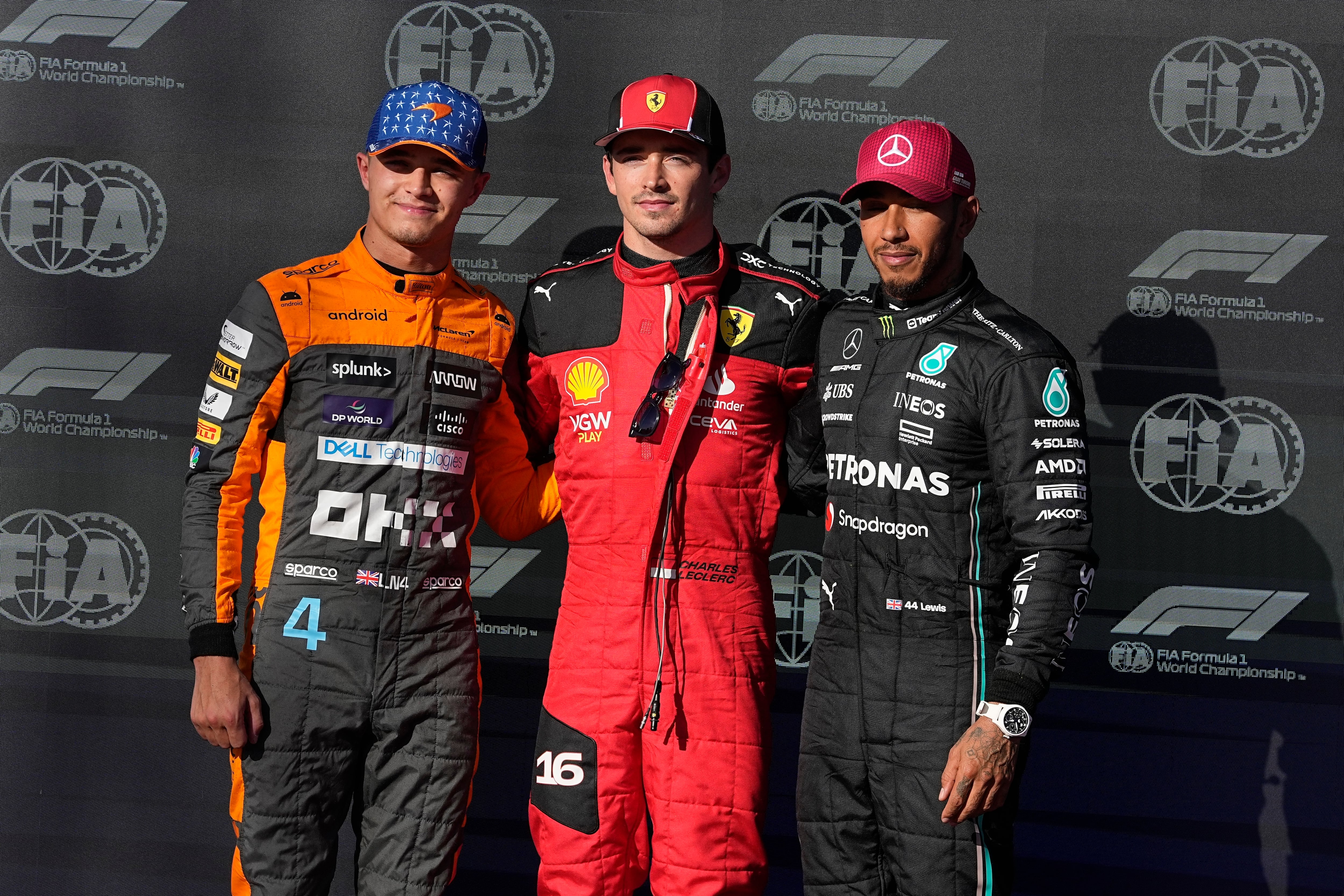 El piloto de Ferrari Charles Leclerc, al centro, de Mónaco, el piloto de McLaren Lando Norris, a la izquierda, de Gran Bretaña, y el piloto de Mercedes Lewis Hamilton, a la derecha, también de Gran Bretaña, posan para una fotografía después de las calificaciones para la carrera automovilística del Gran Premio de Fórmula Uno de Estados Unidos en el Circuito de Américas, viernes 20 de octubre de 2023, en Austin, Texas. Leclerc está en la pole mientras que Norris largará segundo y Hamilton tercero. (Foto AP/Darron Cummings)