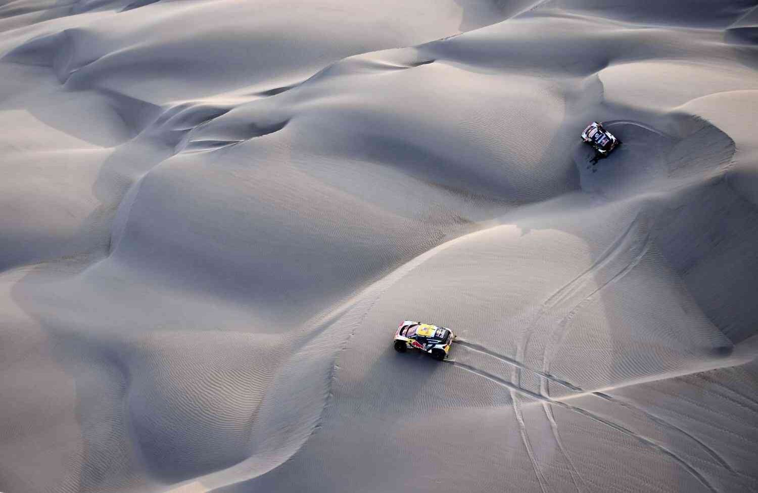 El piloto español de Peugeot Carlos Sainz y su copiloto Lucas Cruz están atrapados en la arena en las dunas de Tanaca durante el Rally Dakar 2018 Etapa 5 entre San Juan de Marcona y Arequipa en Perú, el 10 de enero de 2018. / AFP PHOTO / Franck FIFE