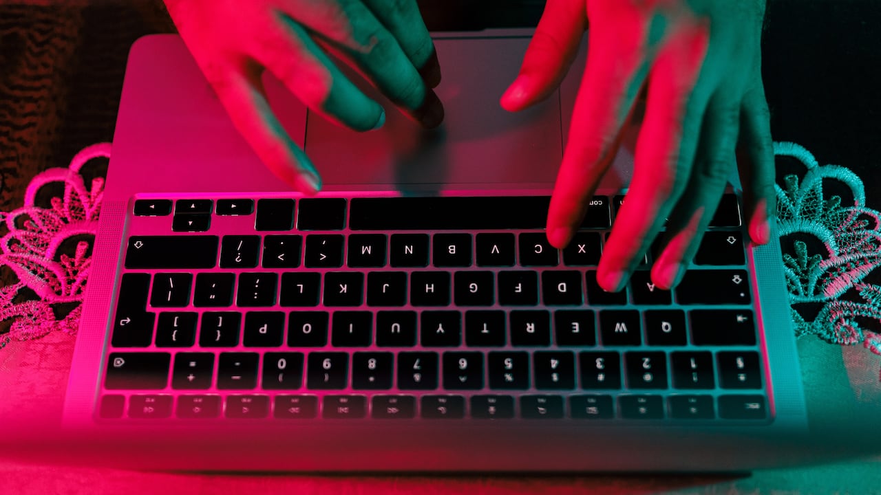 Famosa modelo de Ecuador es investigada por delito de pornografía infantil.