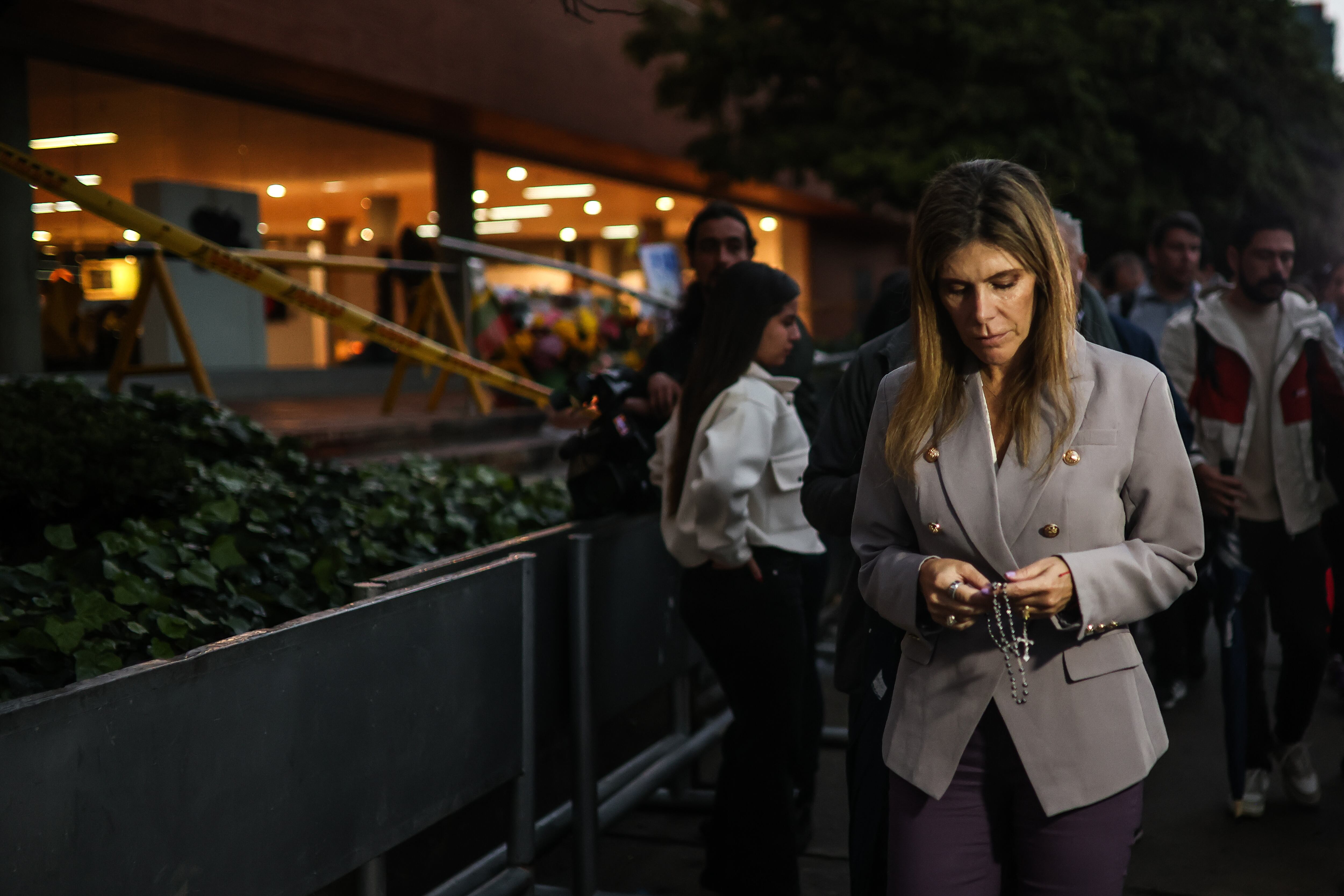 María Carolina Hoyos Turbay, hermana de Miguel Uribe Turbay .
#fuerzamiguel.