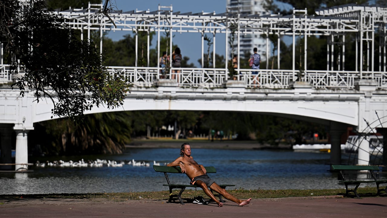 Un hombre toma el sol en el parque El Rosedal en Buenos Aires el 9 de marzo de 2023. Argentina está viviendo el verano más tórrido de este año jamás registrado, con temperaturas récord y escasez de lluvias. (Photo by Luis ROBAYO / AFP)