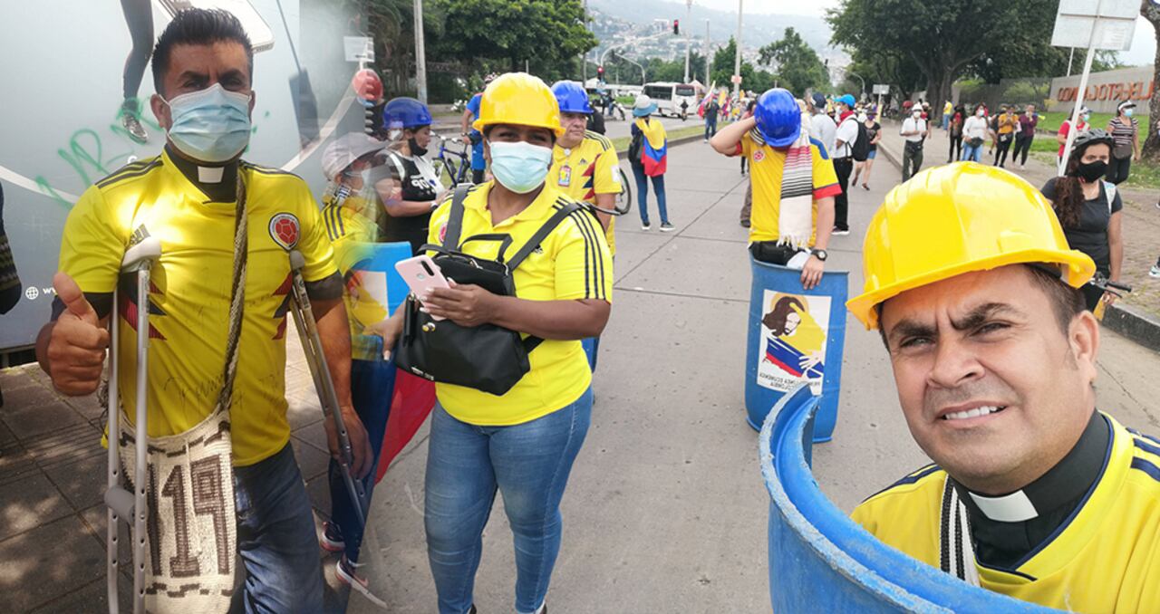 Edilson Huérfano es señalado en redes sociales de ser un falso "Cura". Aclara que es un sacerdote de corte protestante, presbiteriano.