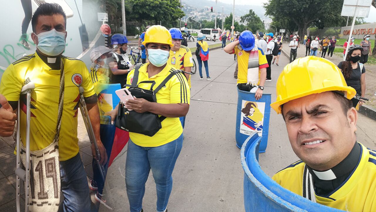 Edilson Huérfano es señalado en redes sociales de ser un falso "Cura". Aclara que es un sacerdote de corte protestante, presbiteriano.