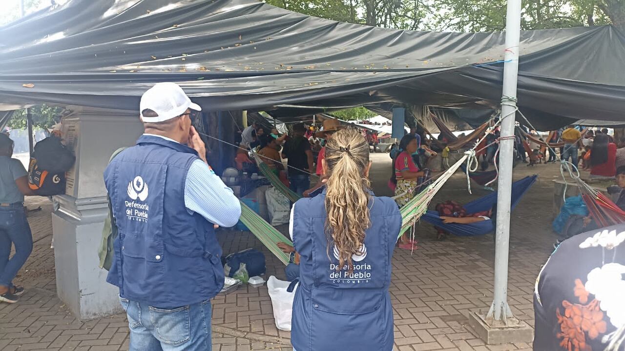 Defensor pide al Gobierno para ayudar a desplazados que duermen en hamacas en Tierralta.