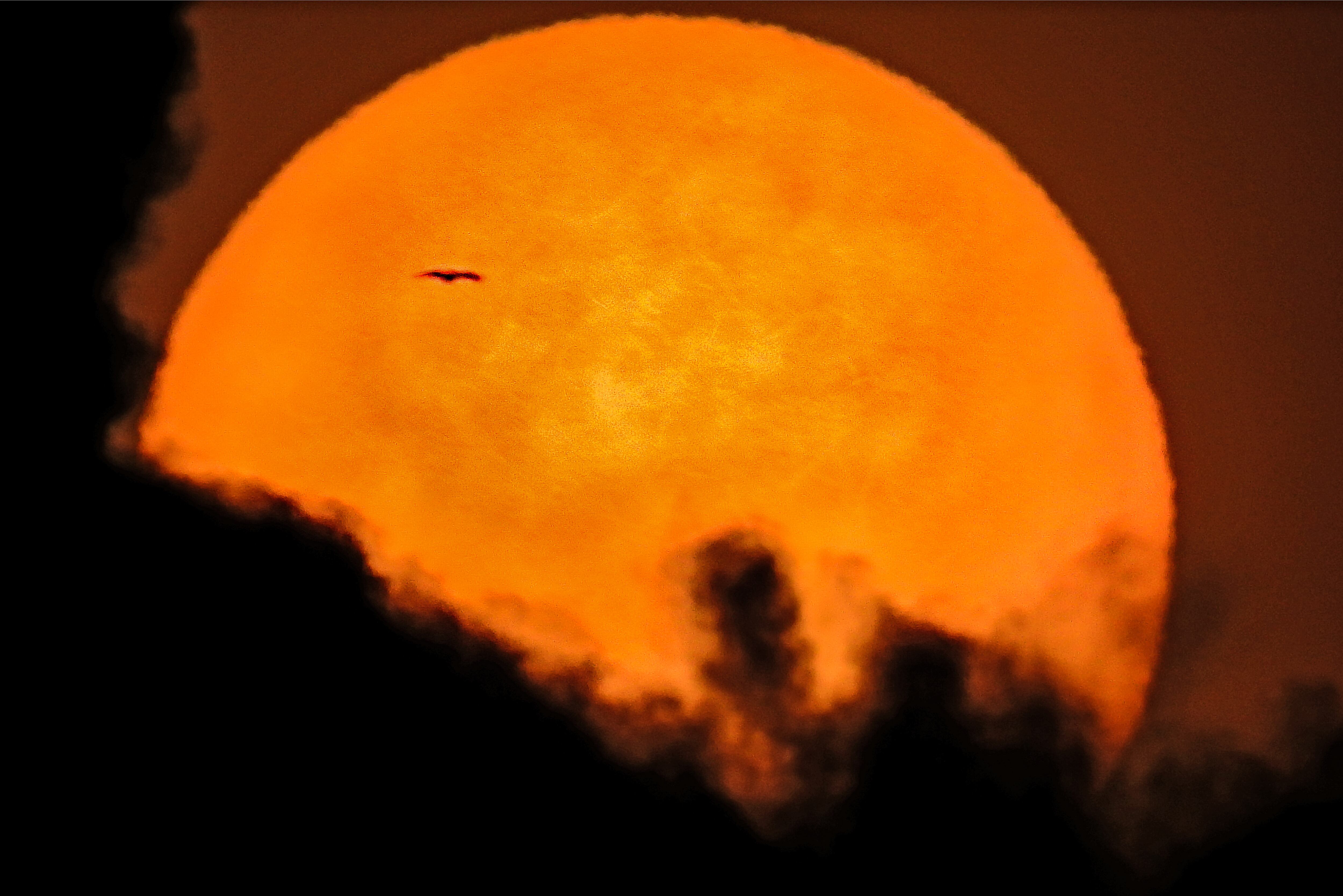Desde el pasado 14 de mayo, la NASA, reportó una tormenta solar que chocará contra la Tierra. Esta actividad inusual, que consiste en la expulsión de material de la superficie del sol, llevó a la Aeronáutica Civil a advertir que podría haber cambios en los vuelos. Esta situación, se extendería hasta el 25 de mayo, aproximadamente. La NASA también advirtió que este fenómeno solar podría provocar apagones y cortes de radio e internet en la Tierra. Foto JORGE OROZCO.
