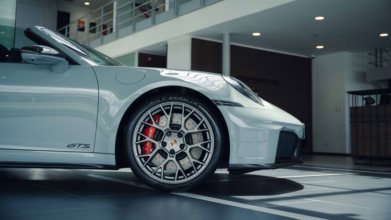 El renovado Porsche 911, este icónico deportivo, ahora viene equipado con el revolucionario sistema T-Hybrid