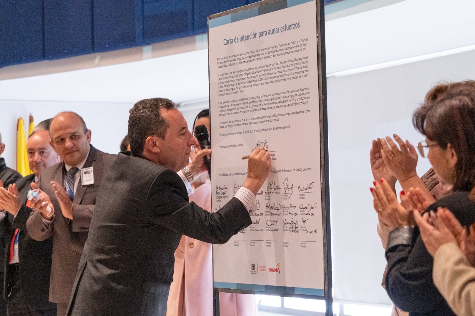 El secretario de Salud de Bogotá, Alejandro Gómez, en la firma del acuerdo entre el sector público y 17 empresas del sector privado para la atención de urgencias sin barreras de las mujeres gestantes.