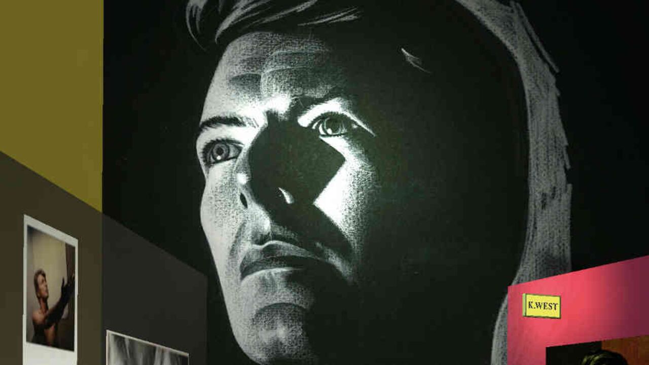 Los gestores querían preservar el legado de Bowie de una manera ingeniosa, el estudio Planeta Space los convenció de alejarse de la realidad virtual y jugar desde los teléfonos móviles y la realidad aumentada.