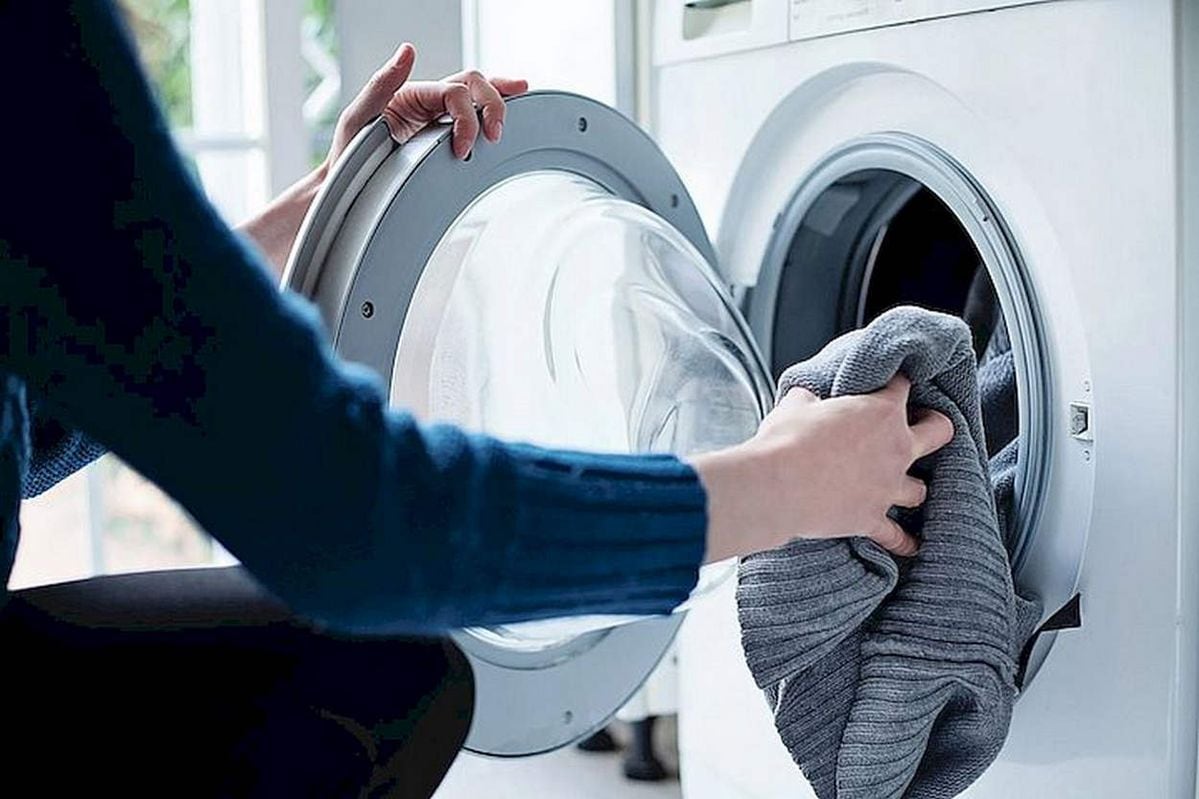 La secadora de ropa, uno de los electrodomésticos con mayor consumo energético por uso continuo, puede gastar hasta 32 kWh en algunos modelos durante un mes de uso regular.