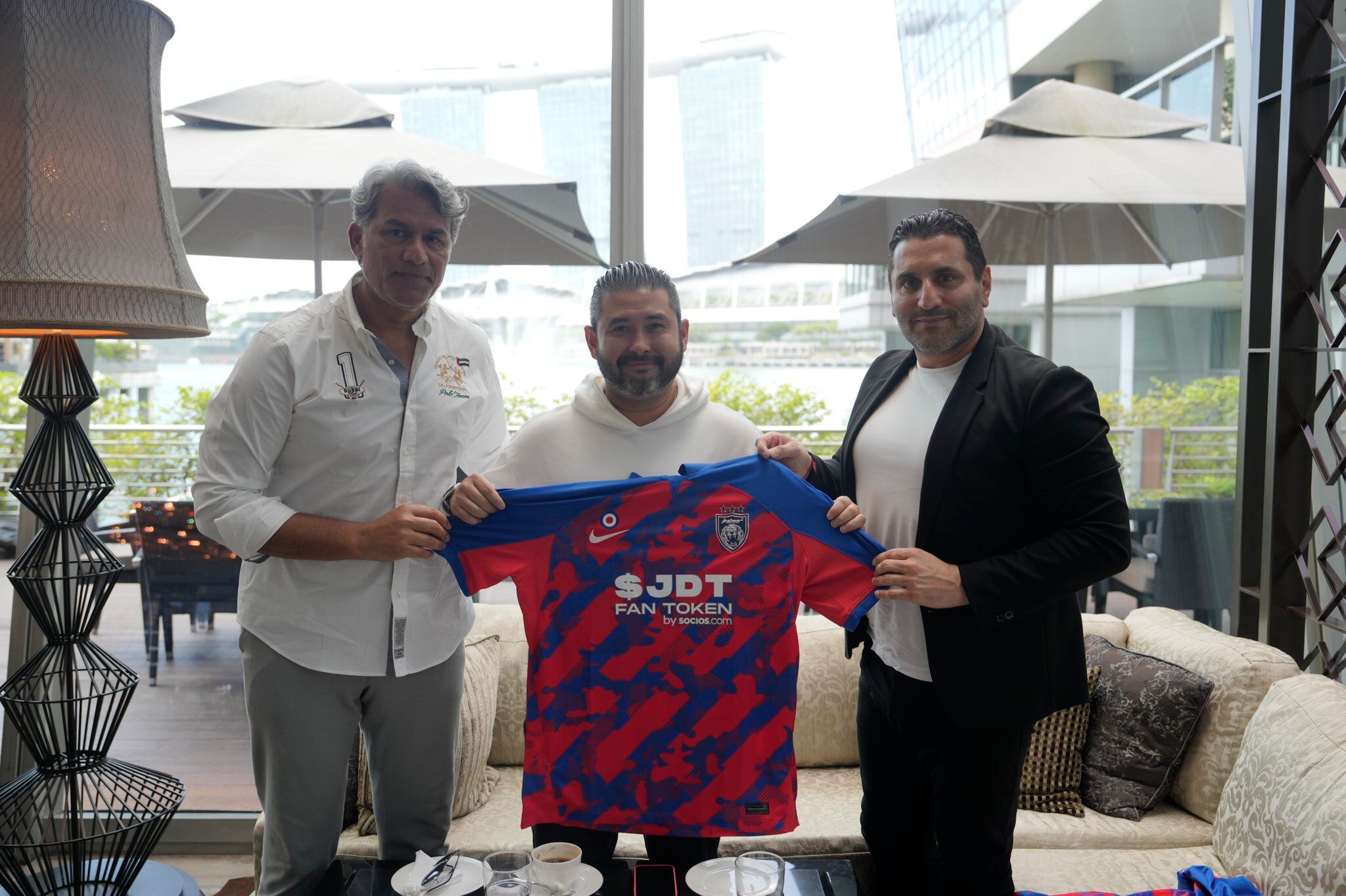 Nasser Al Tamimi (Comité Olímpico de Emiratos Árabes), Tunku Ismail Ibni Sultan Ibrahim (príncipe heredero de Johor) y Morris Pagniello (Racing City Group)