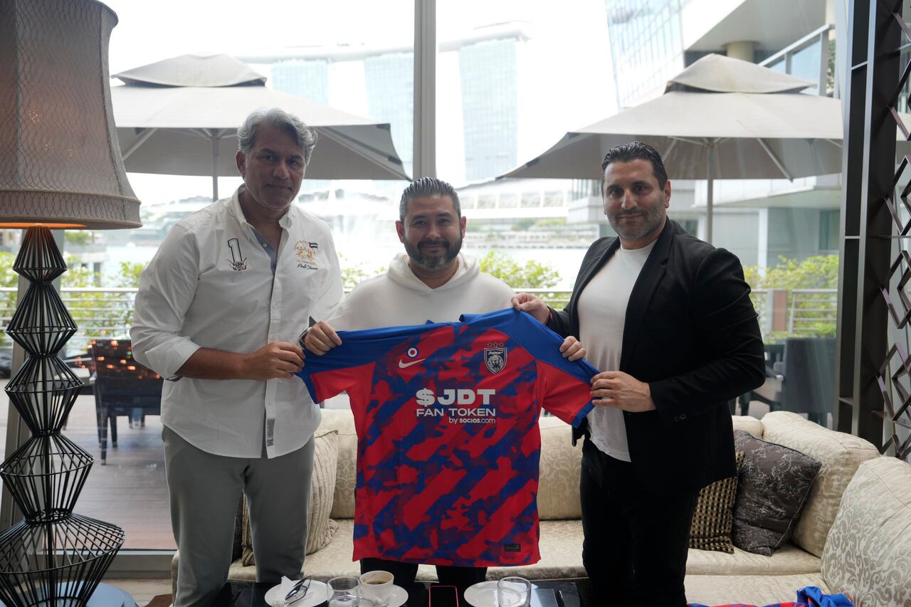 Nasser Al Tamimi (Comité Olímpico de Emiratos Árabes), Tunku Ismail Ibni Sultan Ibrahim (príncipe heredero de Johor) y Morris Pagniello (Racing City Group)