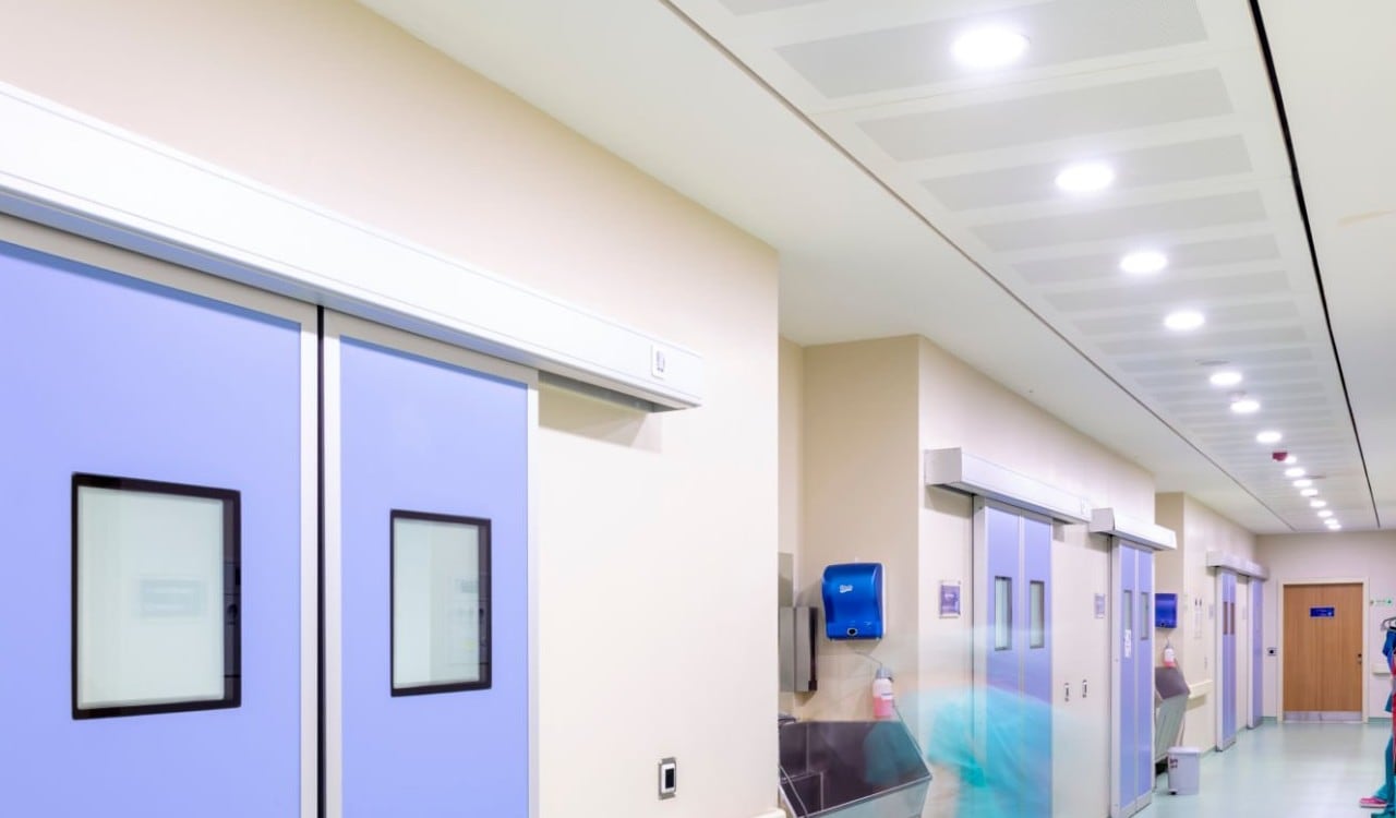 La mujer se despertó en sala de recuperación y le contó a amigos y familiares lo que había sucedido en medio de la operación