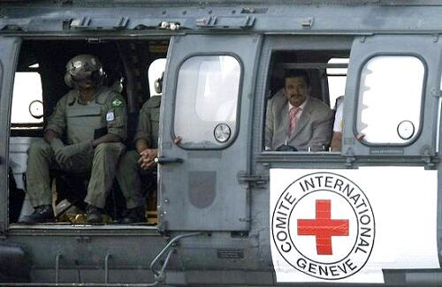 El helicóptero que trajo a la libertad al concejal de Garzón, Huila, Armando Acuña, y al infante de marina Henry López llegó hacia las 4 de la tarde al aeropuerto de Florencia, Caquetá.