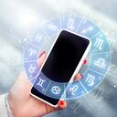 Con las nuevas tecnologías, el horóscopo ahora puede consultarse mediante un celular.