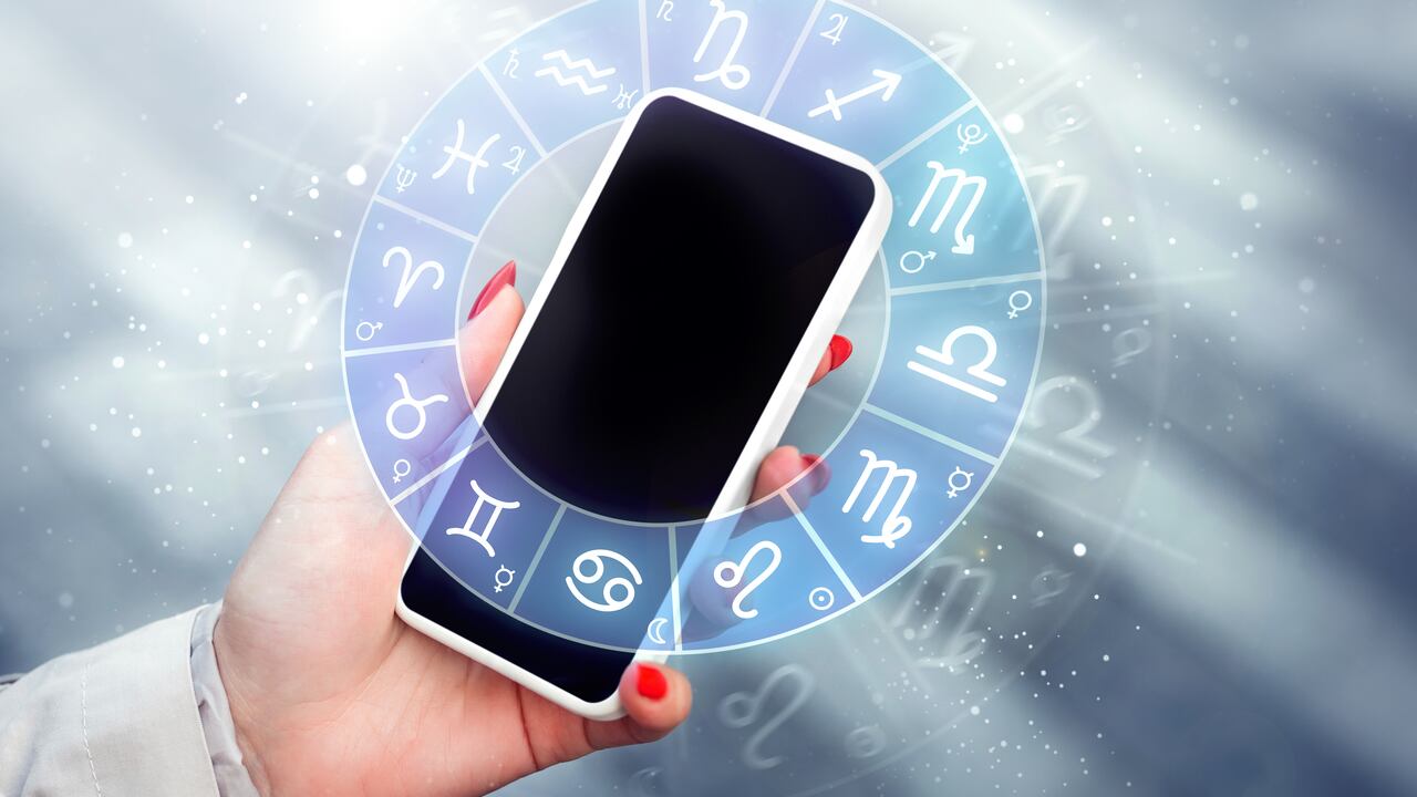 Con las nuevas tecnologías, el horóscopo ahora puede consultarse mediante un celular.