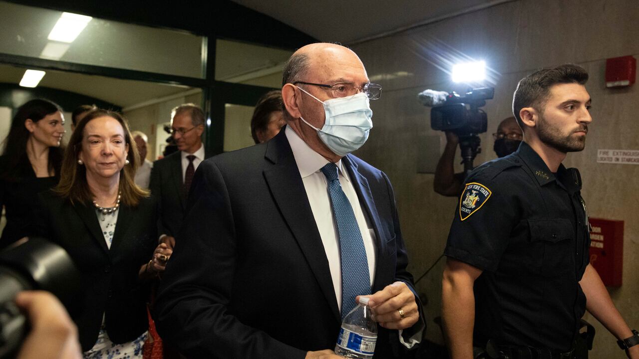El ex director financiero de la Organización Trump, Allen Weisselberg, sale de la corte el jueves 18 de agosto de 2022 en Nueva York. (AP Photo/Yuki Iwamura).
