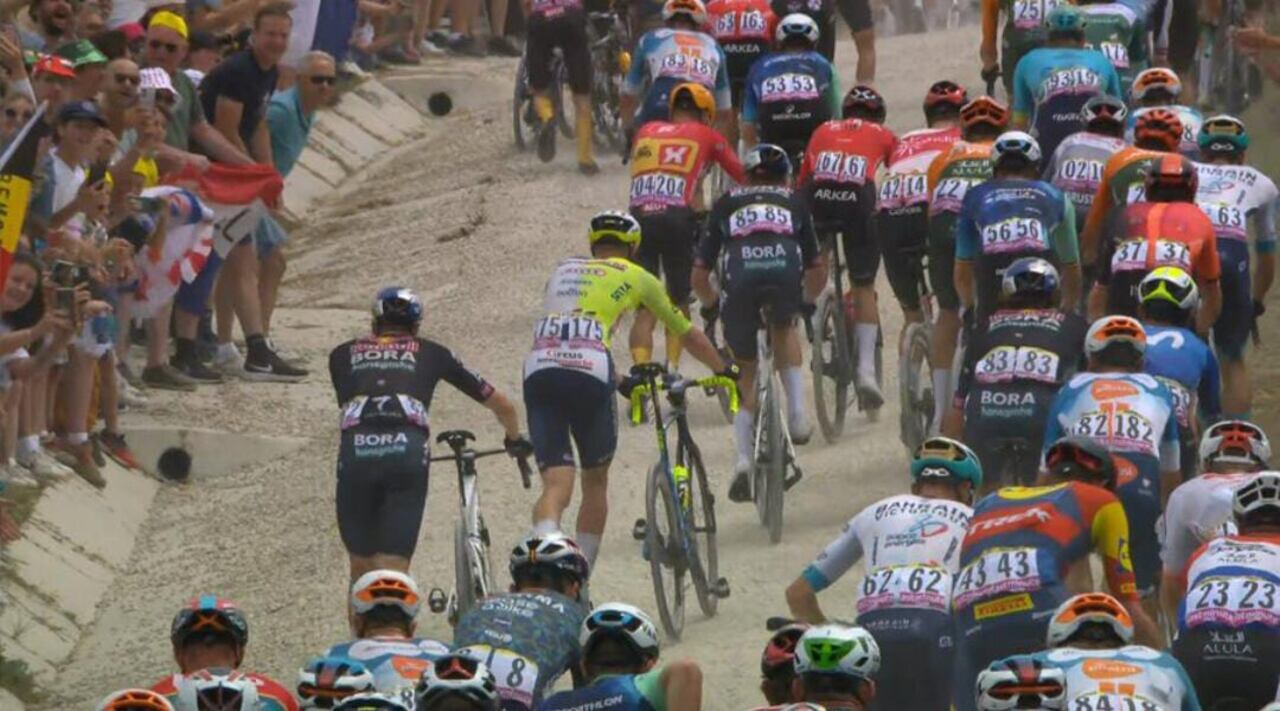 Varios de los ciclistas descendieron de sus bicicletas.