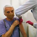 Un anciano recibe la vacuna Pfizer COVID-19 en la Iglesia de San Antonio de Padua en Sokolov, República Checa, el martes 16 de marzo de 2021. Hasta el martes, la República Checa ha administrado 1.119.663 dosis de vacunación en el país de aproximadamente 10,5 millones. Foto: AP / Petr David Josek.