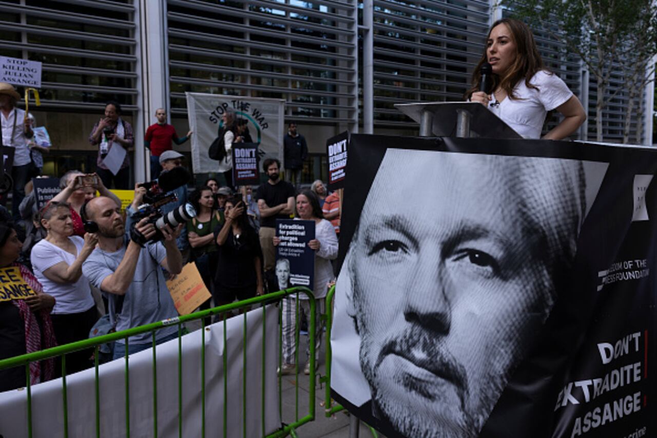 Stella Assange, esposa del fundador de WikiLeaks, Julian Assange, pronuncia un discurso frente al Ministerio del Interior mientras los manifestantes se reúnen para exigir la liberación inmediata de Julian Assange el 17 de mayo de 2022 en Londres, Inglaterra. Un tribunal del Reino Unido aprobó formalmente la extradición de Julian Assange a los EE. UU. por cargos de espionaje en abril. La decisión final sobre su extradición recae en la Ministra del Interior del Reino Unido, Priti Patel. (Foto de Dan Kitwood/Getty Images)