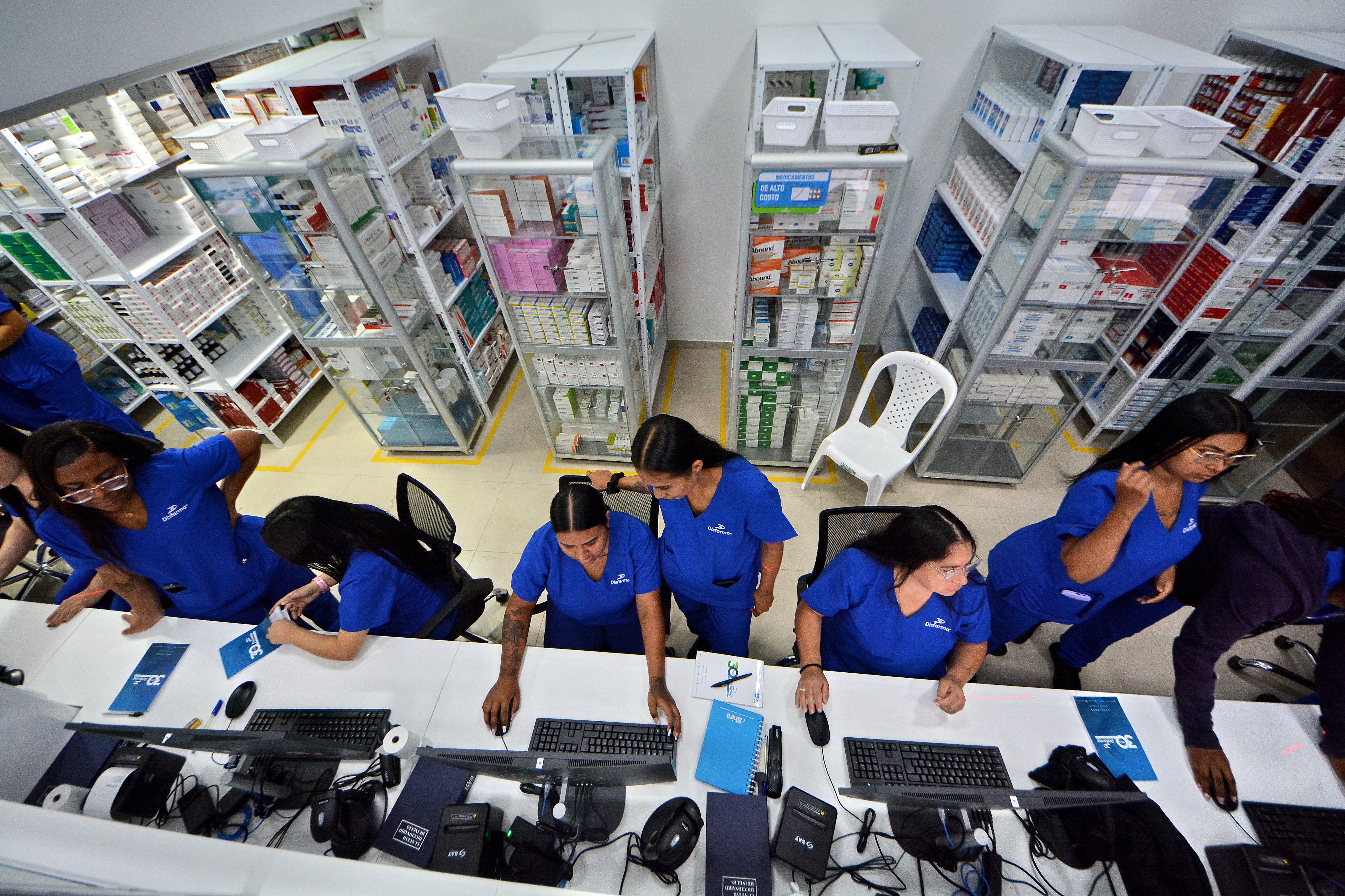 Desde este viernes, 28 de marzo, los usuarios de la Nueva EPS podran reclamar sus medicinas en el nuevo dispensario de Disfarma en el barrio Tequendama. Foto Jorge Orozco.