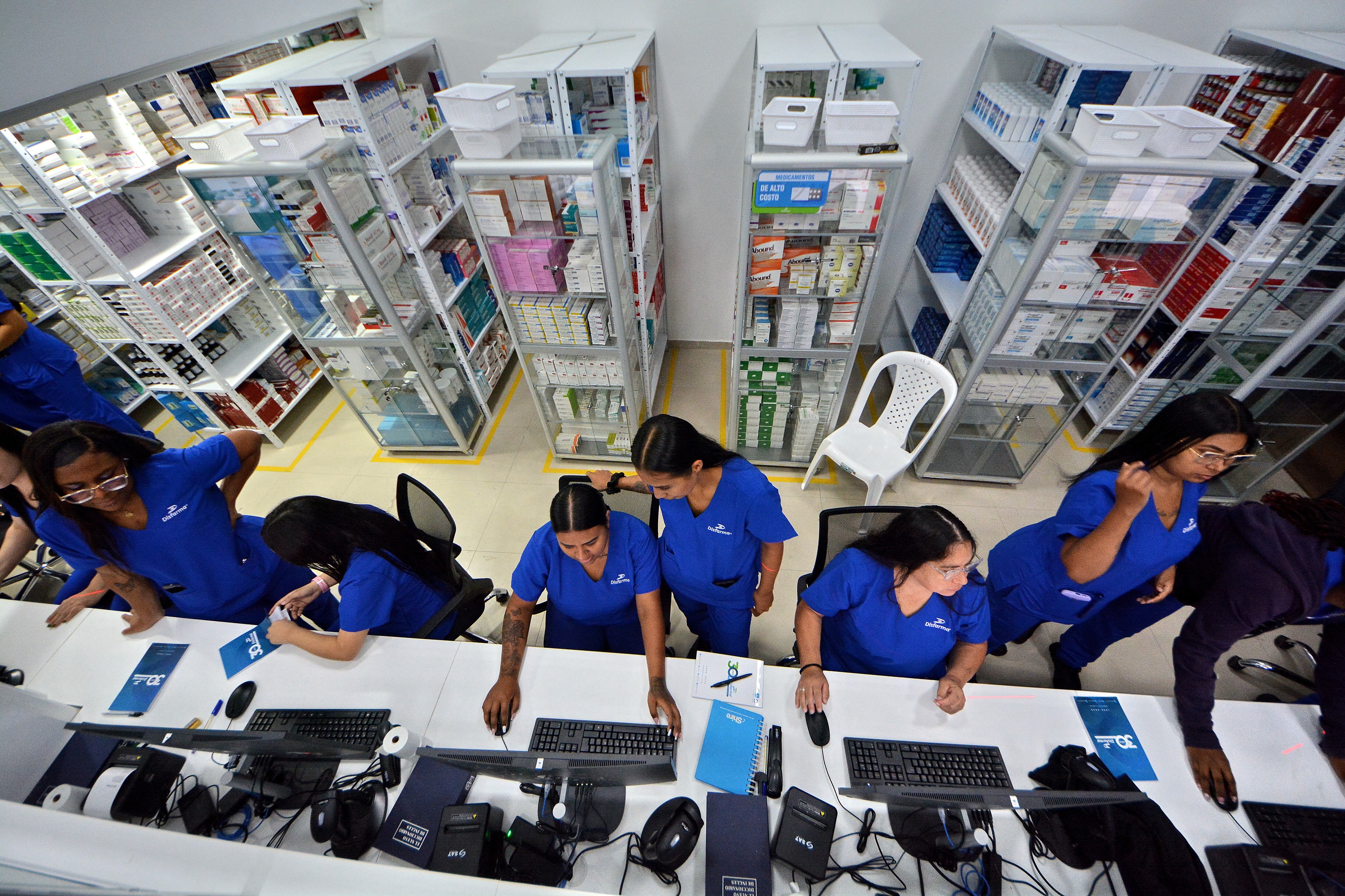 Desde este viernes, 28 de marzo, los usuarios de la Nueva EPS podran reclamar sus medicinas en el nuevo dispensario de Disfarma en el barrio Tequendama. Foto Jorge Orozco.