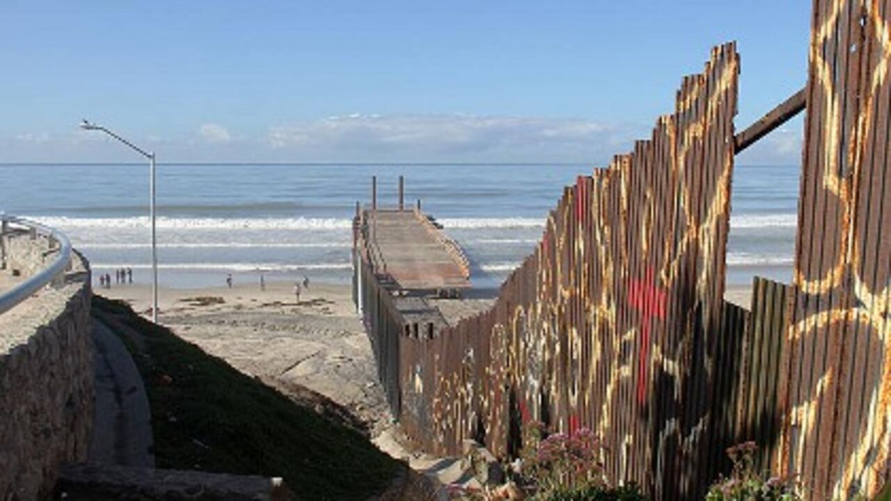 El muro que divide a México y Estados Unidos se adentrará casi 100 metros en el océano Pacífico.
