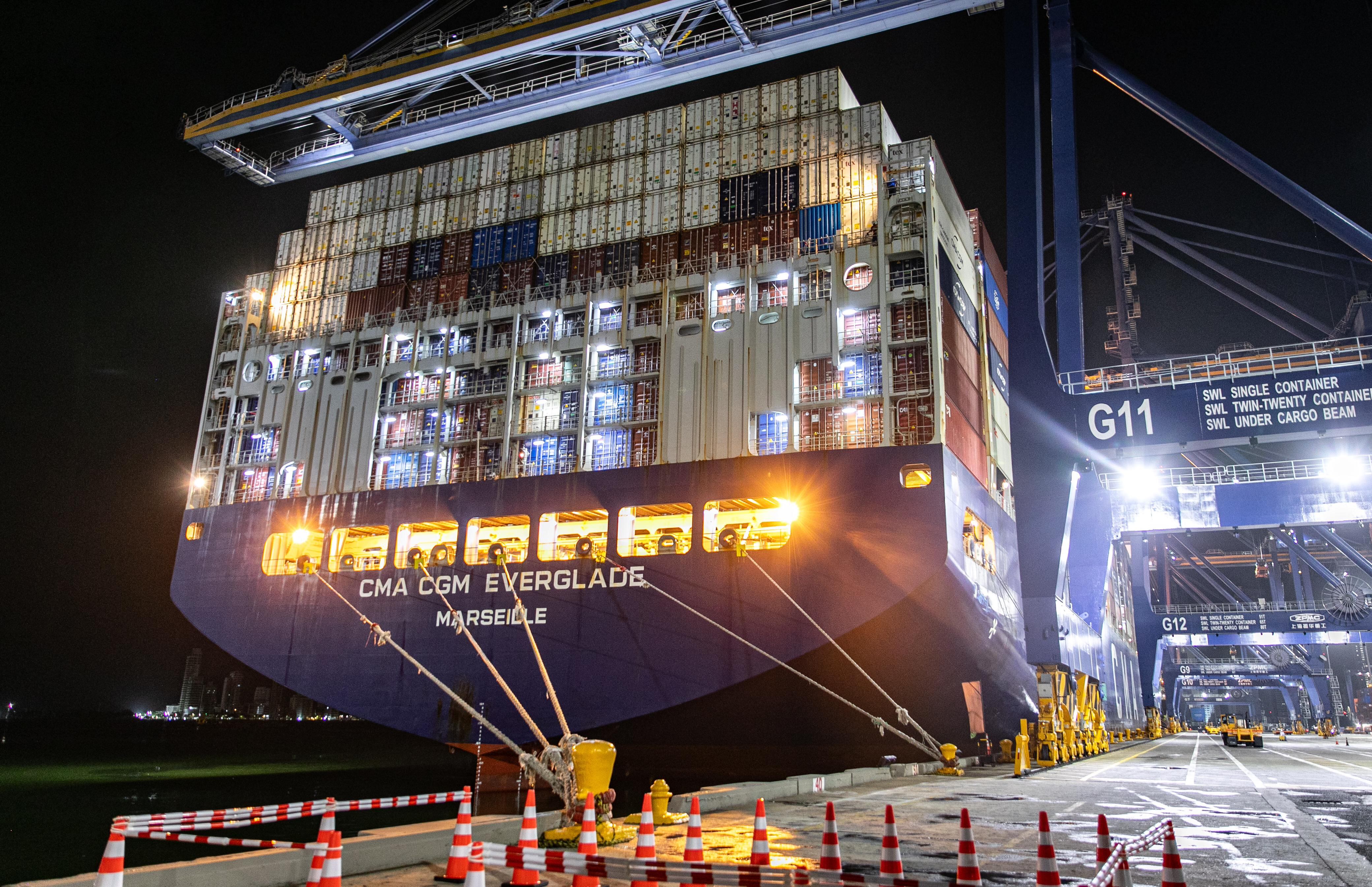 Llegada del primer tren del Metro de Bogotá.