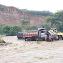 15 volqueteros quedaron atrapados por la crecida del rio Zulia, en Norte de Santander
