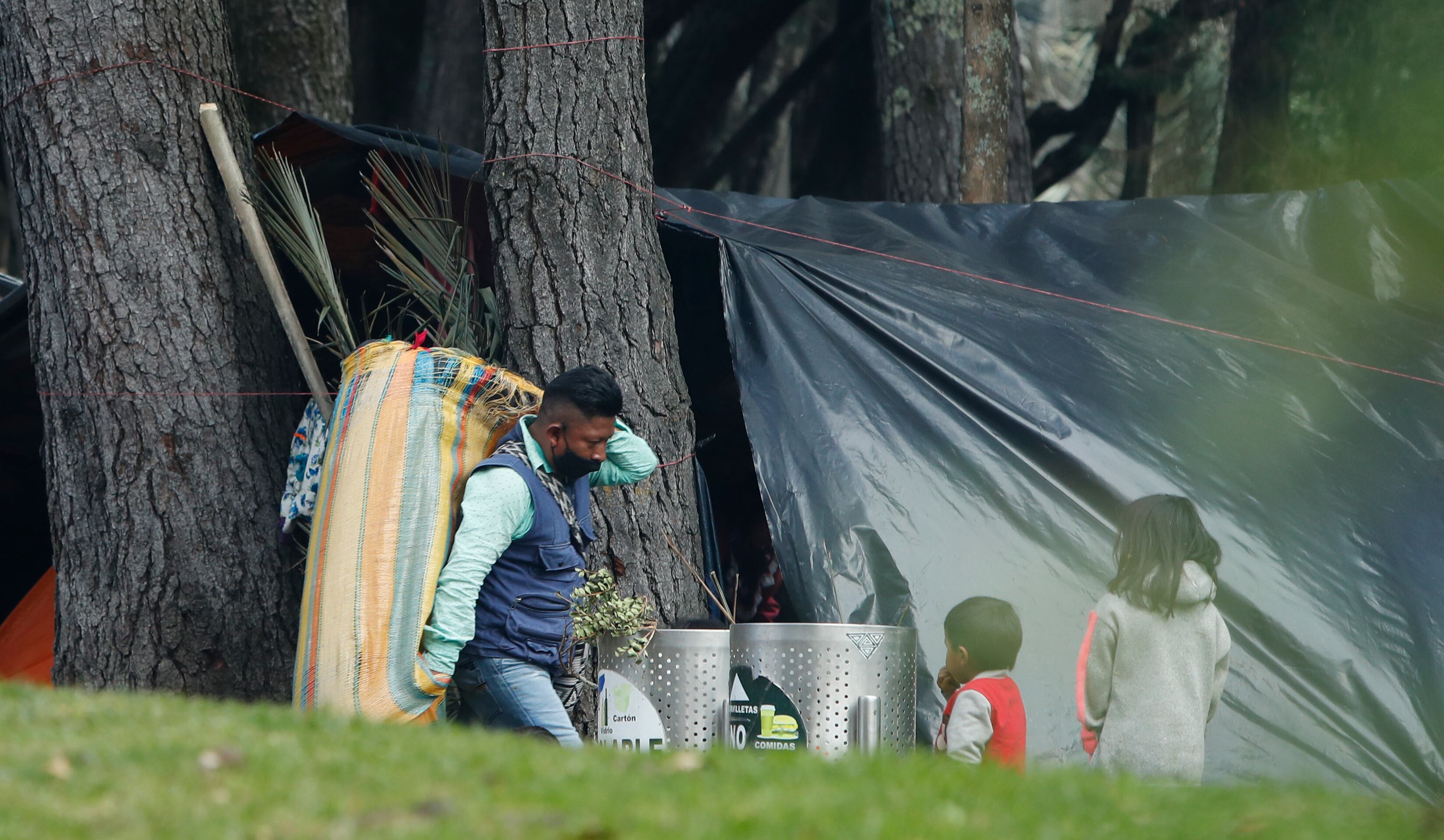 Indígenas  Embera se  tomaron y armaron  cambuches  en el Parque Nacional de Bogotá, reclaman ayudas económicas del Gobierno Nacional y de la Alcaldía de la ciudad
Octubre 2 del 2021
Foto Guillermo Torres Reina / Semana