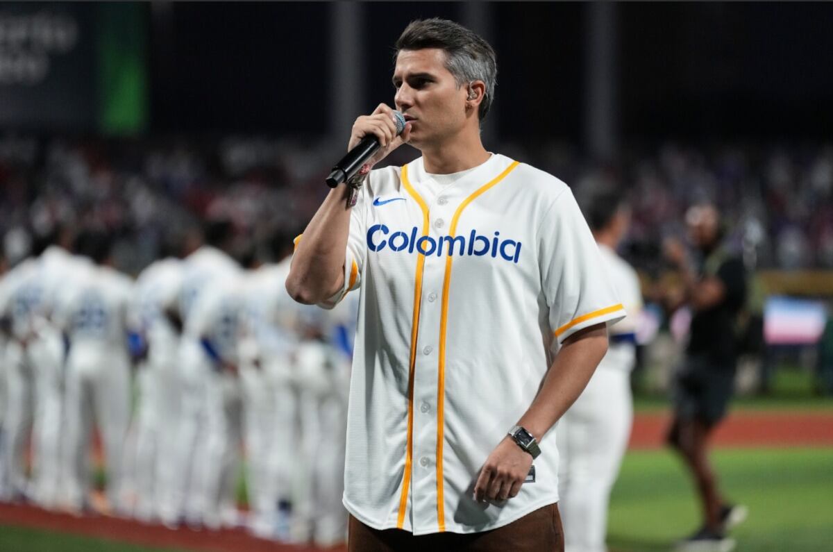 Pipe Bueno cantó el himno nacional de Colombia en partido de beisbol, por el debut de la selección colombiana