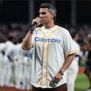 Pipe Bueno cantó el himno nacional de Colombia en partido de beisbol, por el debut de la selección colombiana