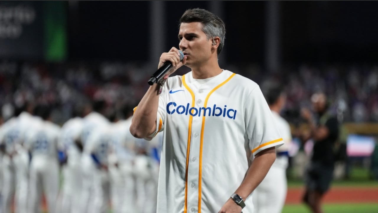 Pipe Bueno cantó el himno nacional de Colombia en un partido de béisbol.