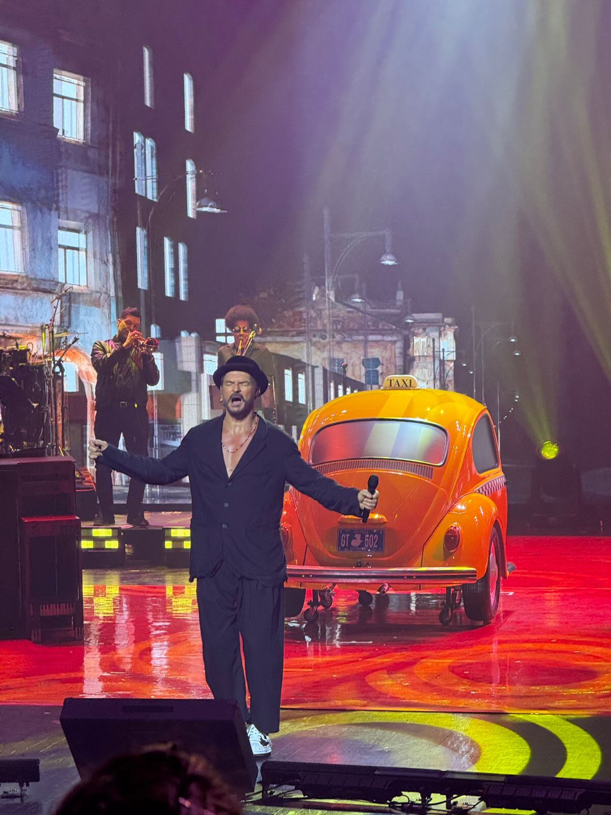 Ricardo Arjona reapareció entre su público que no lo veía en tarima hace 20 años.