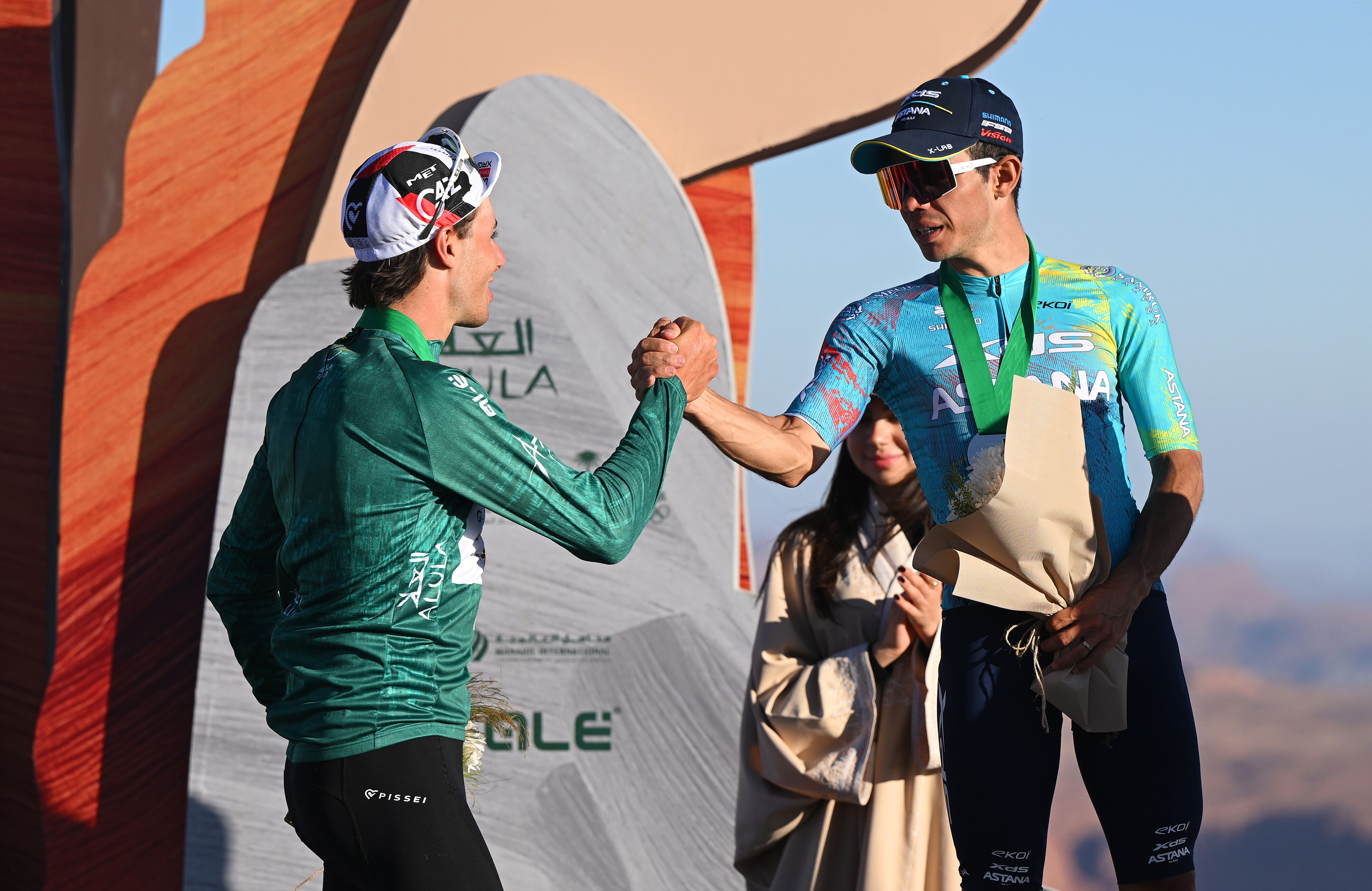 Sergio Higuita recibió premio por ser parte del podio en el AlUla Tour 2026.