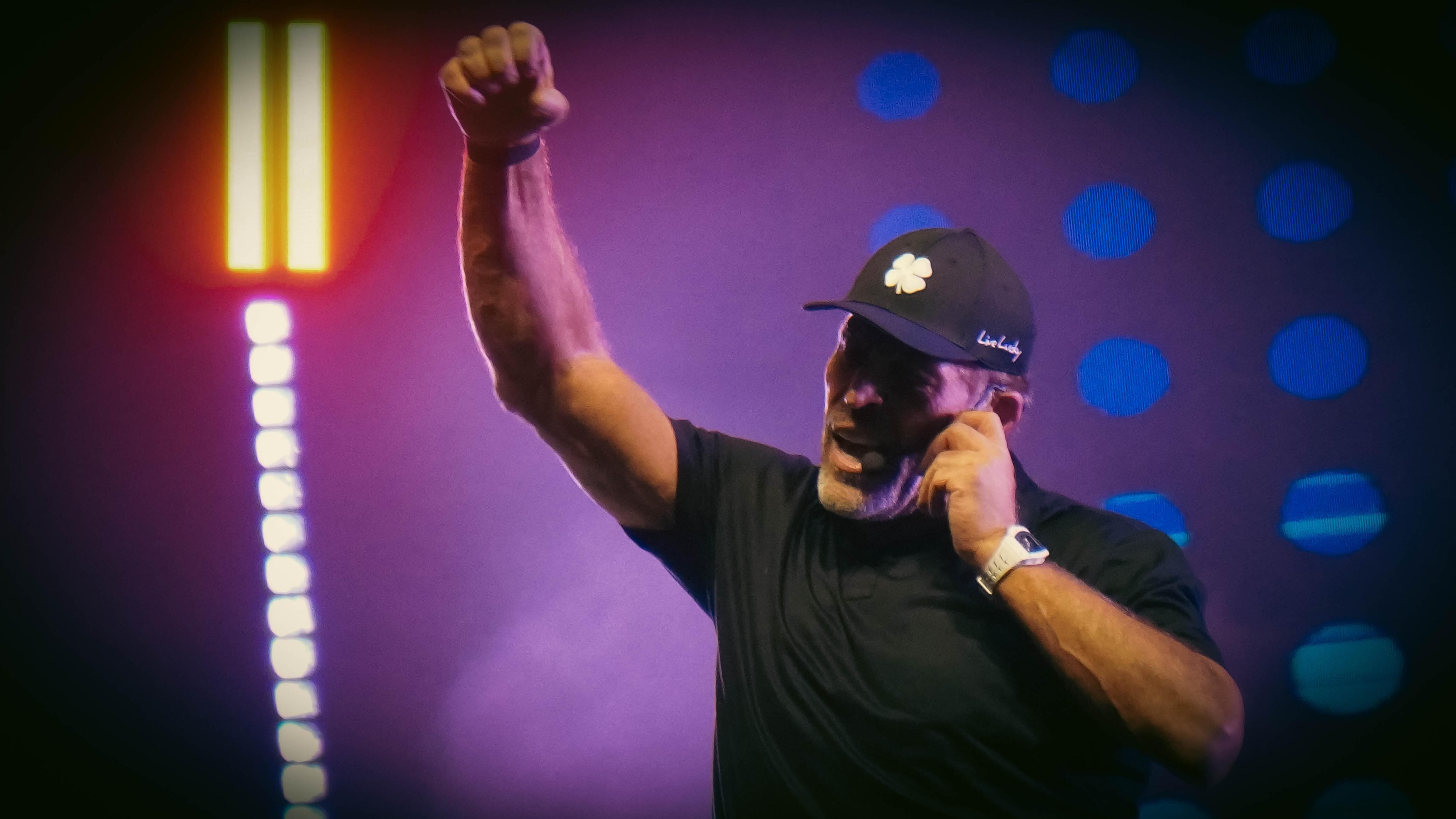 La conferencia de Robbins incluyó profundas reflexiones sobre el papel del dolor como motor de crecimiento personal.