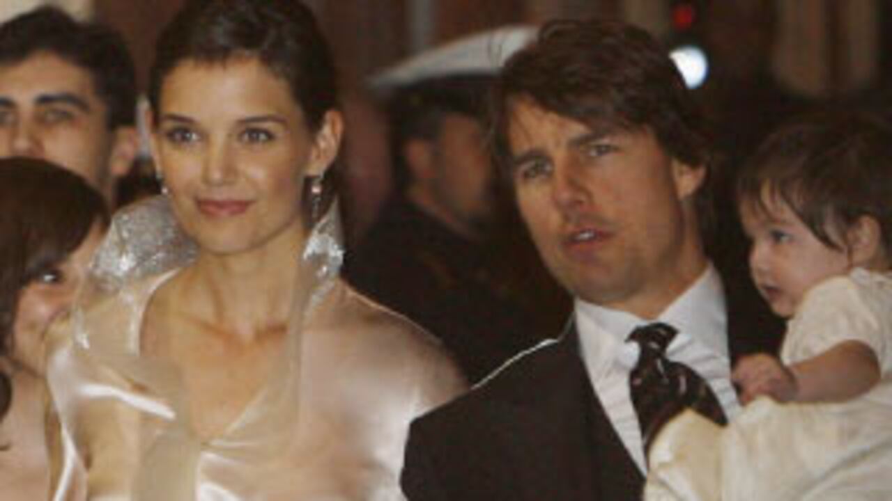 Tom, Katie y la bebé Suri el jueves en la noche durante la primera cena con los invitados. Arriba, minutos después de anunciar a la prensa su compromiso en junio de 2005