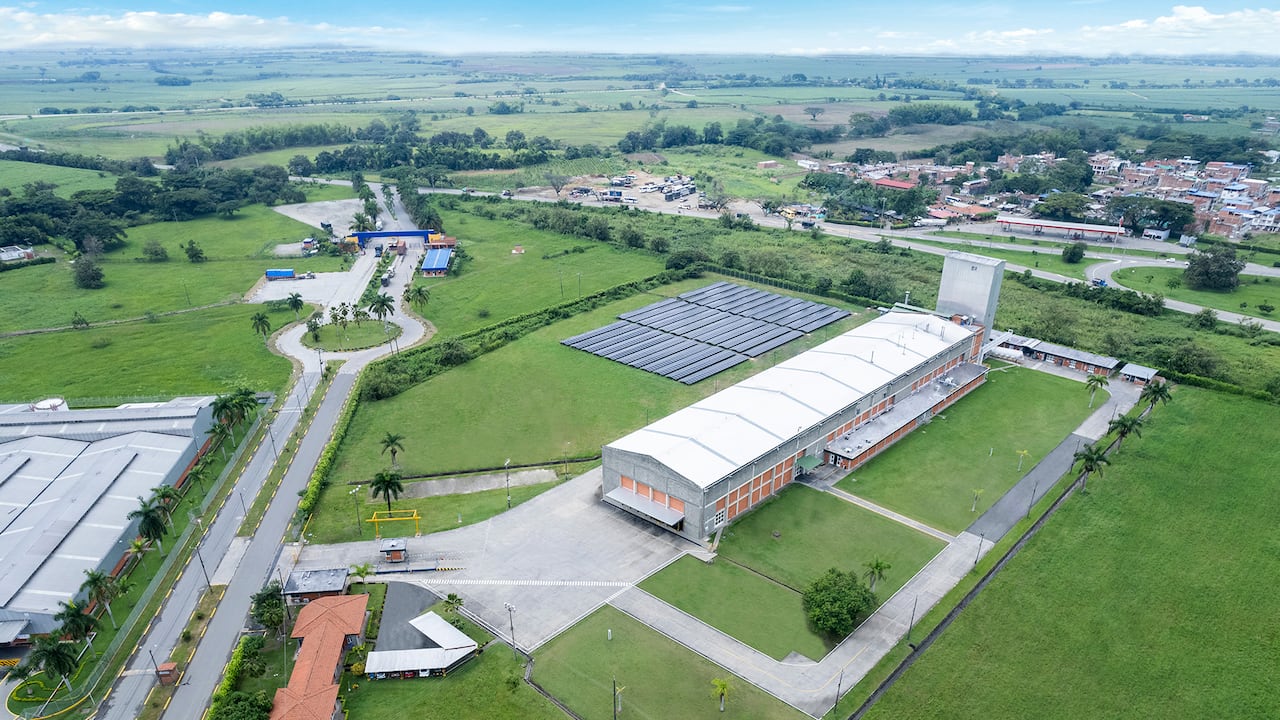 Nueva Granja Solar Planta Villa Rica, Cauca. Un sistema que genera hasta el 30 por ciento de la energía requerida, que equivale a dejar de emitir 571.2 ton. de CO2 al año y a la siembra de 11.424 árboles. Un proyecto realizado con Promigas y Gases de Occidente.