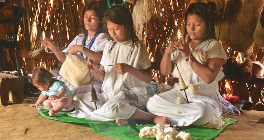 La elaboración de mochilas es una de las tradiciones más características de los pueblos indígenas que habitan la Sierra Nevada, como los arhuacos.