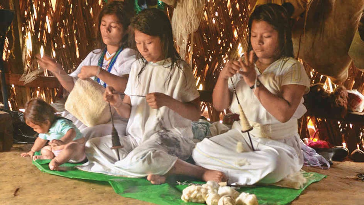 La elaboración de mochilas es una de las tradiciones más características de los pueblos indígenas que habitan la Sierra Nevada, como los arhuacos.