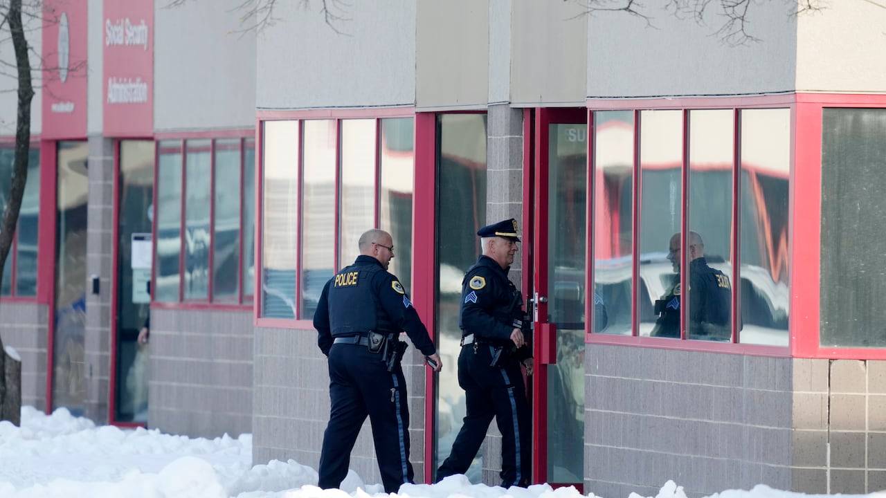 Agentes de la policía ingresan a la escuela Starts Right Here, el lunes 23 de enero de 2023, en Des Moines, Iowa, luego de un tiroteo que dejó dos estudiantes muertos. (AP Foto/Charlie Neibergall)