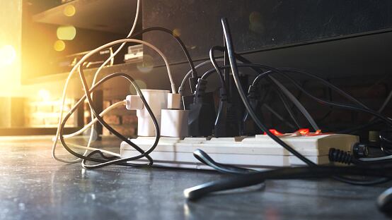 Utilizar enchufes, sean múltiples o no, con interruptor, para poder apagar de forma sencilla un conjunto de aparatos, como el computador, la impresora o las consolas de videojuegos.