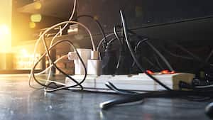 Utilizar enchufes, sean múltiples o no, con interruptor, para poder apagar de forma sencilla un conjunto de aparatos, como el computador, la impresora o las consolas de videojuegos.