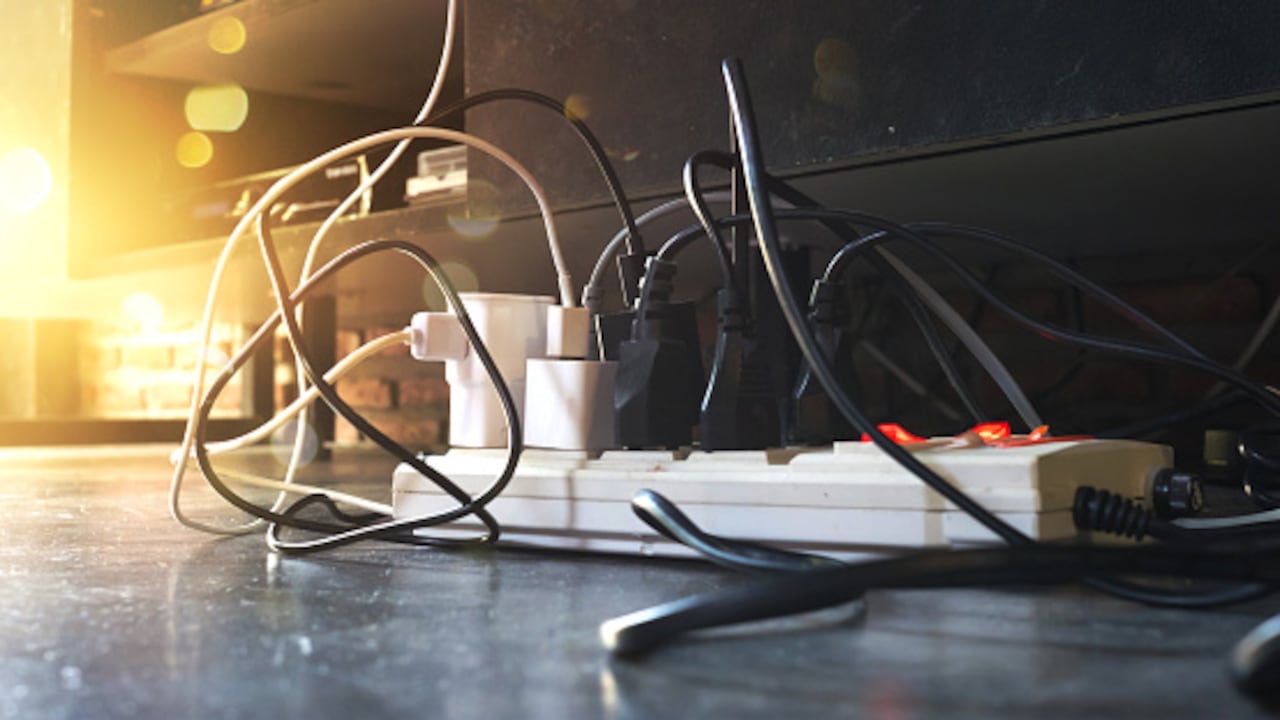 Utilizar enchufes, sean múltiples o no, con interruptor, para poder apagar de forma sencilla un conjunto de aparatos, como el computador, la impresora o las consolas de videojuegos.