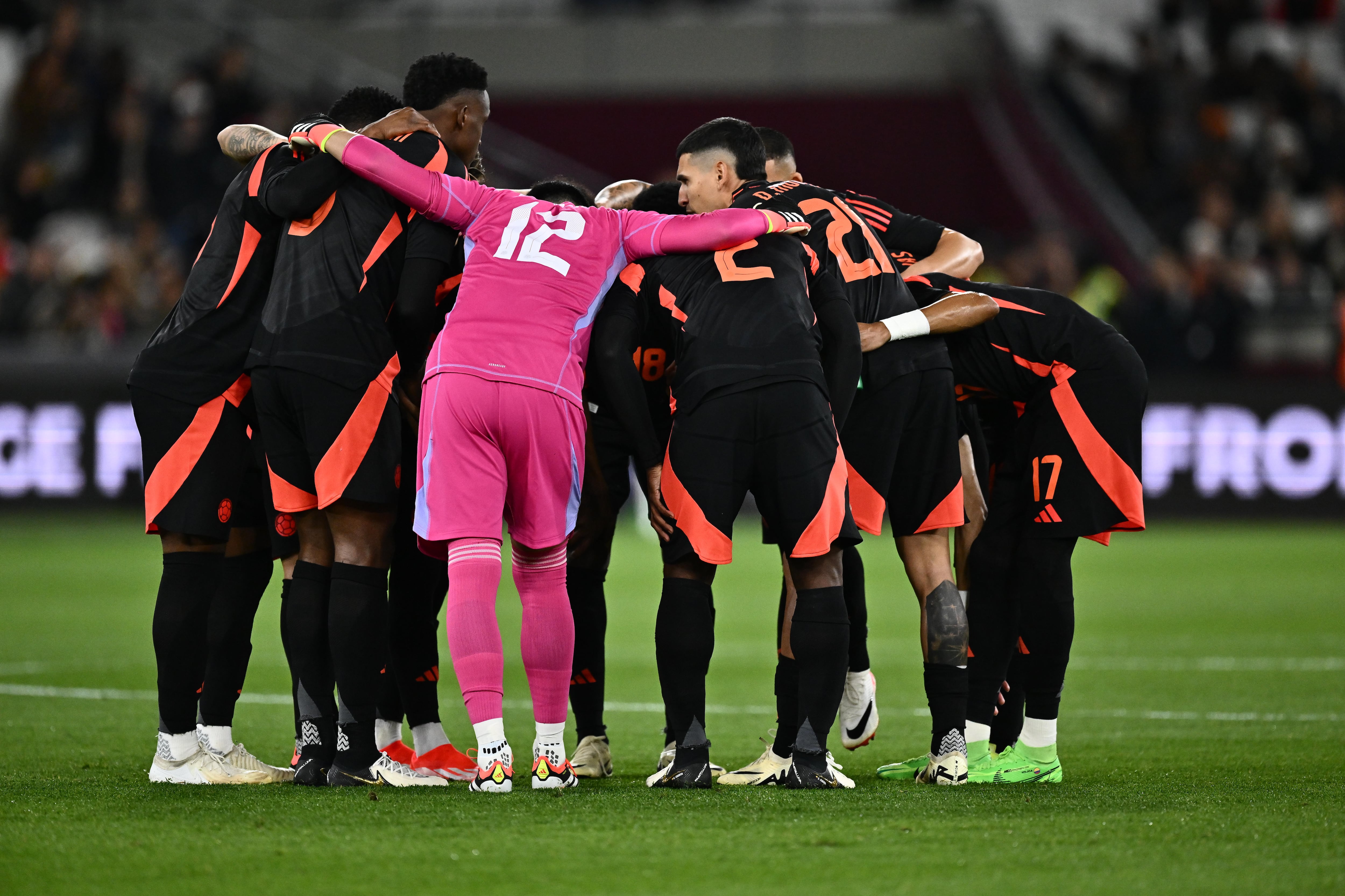 LONDON, ENGLAND - MARCH 22: Team of Colombia huddle during the international friendly match between Spain and Colombia at London Stadium on March 22, 2024 in London, England.(Photo by Sebastian Frej/MB Media/Getty Images)