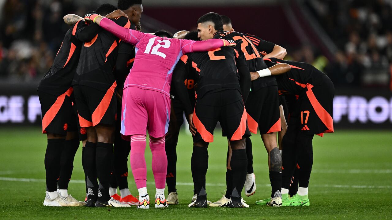 LONDON, ENGLAND - MARCH 22: Team of Colombia huddle during the international friendly match between Spain and Colombia at London Stadium on March 22, 2024 in London, England.(Photo by Sebastian Frej/MB Media/Getty Images)
