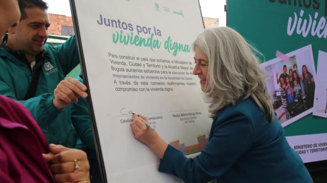 Ministra de Vivienda Catalina Velasco firmando el acuerdo de inversión pública para el mejoramiento de las viviendas