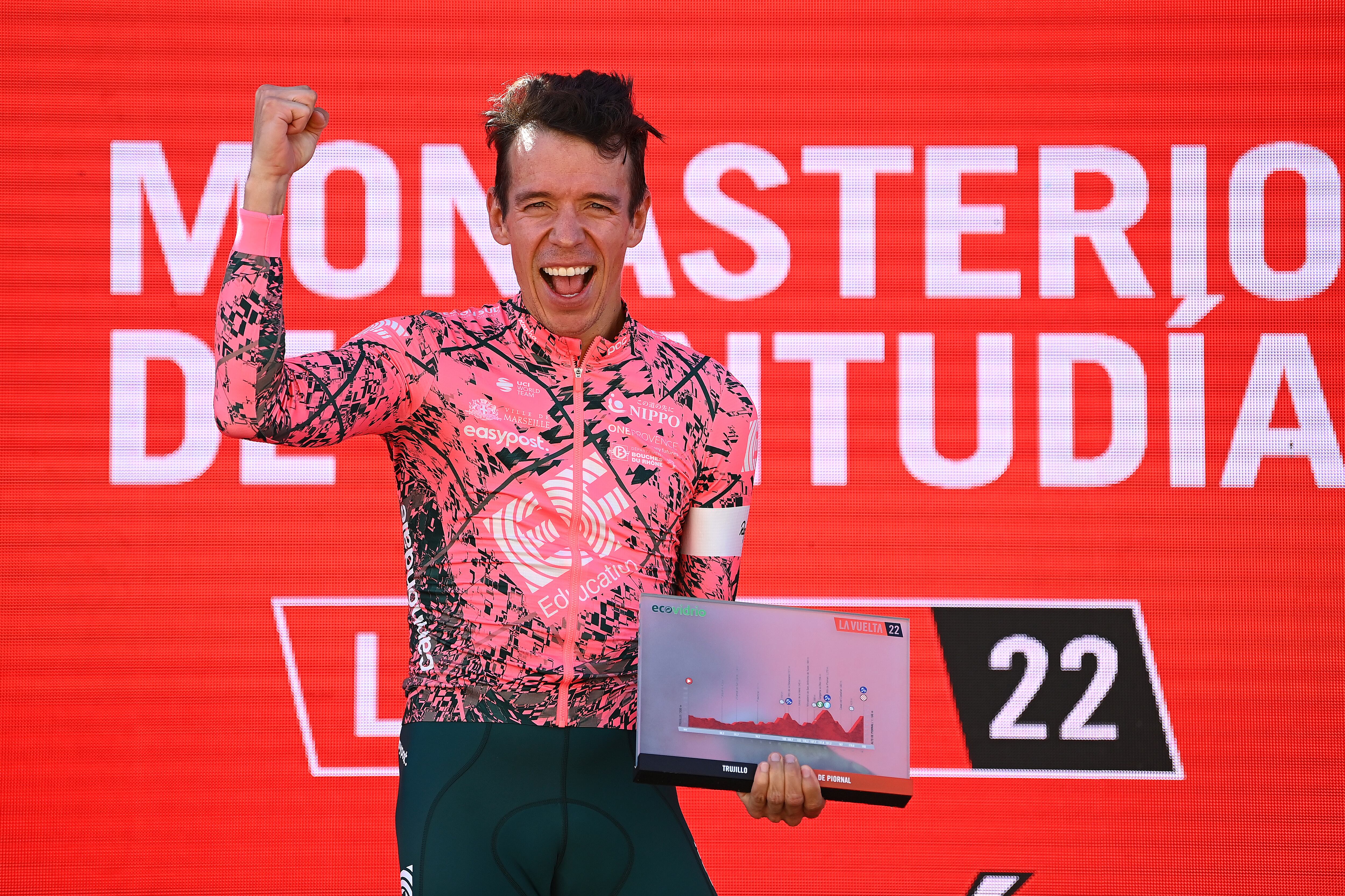 MONASTERIO DE TENTUDÍA, ESPAÑA - 07 DE SEPTIEMBRE: Rigoberto Uran Uran de Colombia y Team EF Education - Easypost celebra en el podio como ganador de etapa durante la 77ª Vuelta a España 2022, Etapa 17 una etapa de 162,4 km desde Aracena hasta Monasterio de Tentudía 1095m / # LaVuelta22 / #WorldTour / el 07 de septiembre de 2022 en Monasterio de Tentudía, España. (Foto de Tim de Waele/Getty Images)