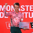 MONASTERIO DE TENTUDÍA, ESPAÑA - 07 DE SEPTIEMBRE: Rigoberto Uran Uran de Colombia y Team EF Education - Easypost celebra en el podio como ganador de etapa durante la 77ª Vuelta a España 2022, Etapa 17 una etapa de 162,4 km desde Aracena hasta Monasterio de Tentudía 1095m / # LaVuelta22 / #WorldTour / el 07 de septiembre de 2022 en Monasterio de Tentudía, España. (Foto de Tim de Waele/Getty Images)